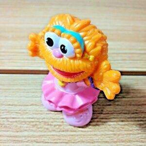 Sesame Street Workshop Zoe PVC Figure Hasbro 2010 3" Tall‎ RARE VTG
